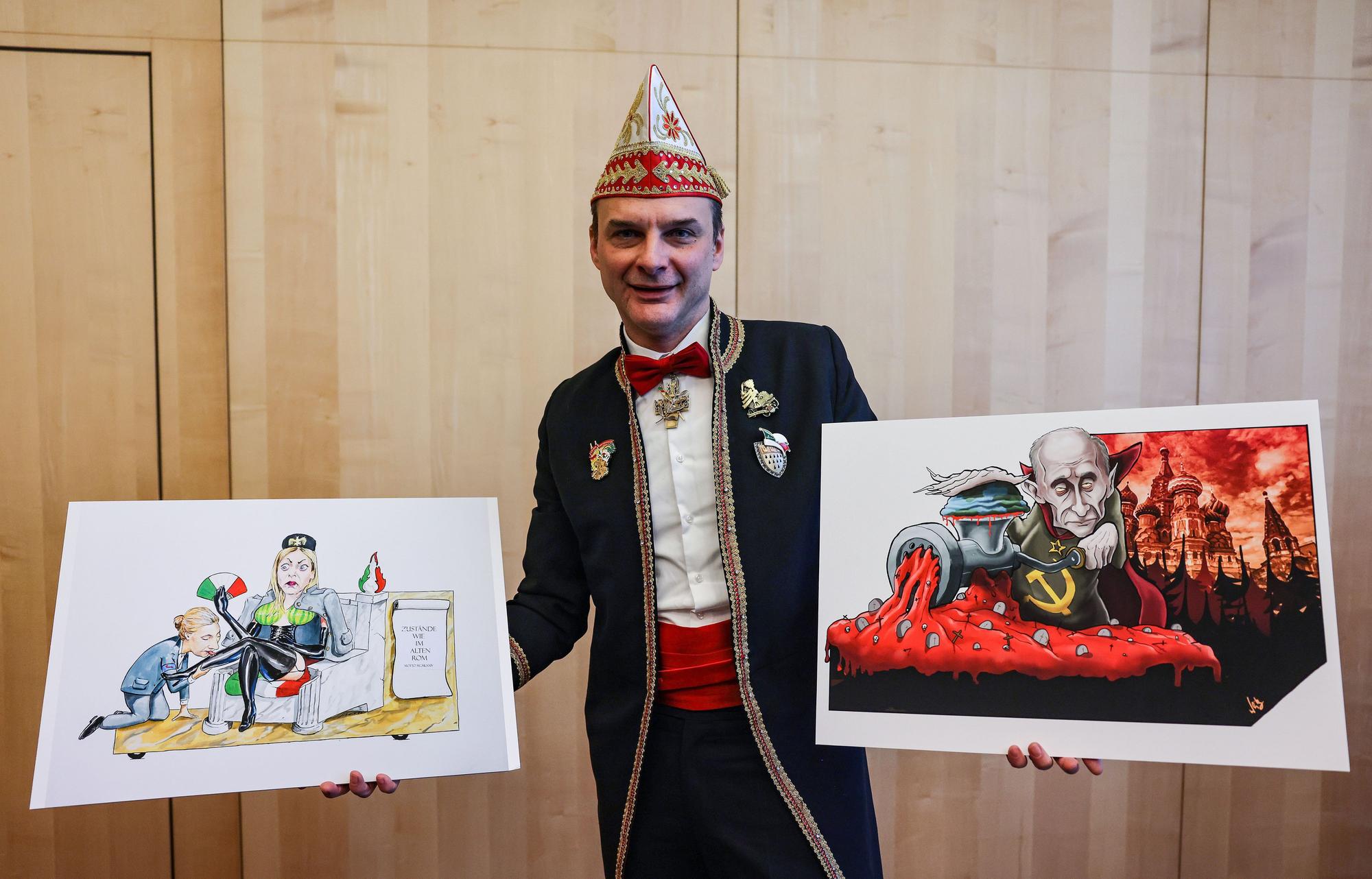 02.02.2023, Nordrhein-Westfalen, Köln: Holger Kirsch, Zugleiter, stellt Entwürfe für die Motivwagen des Rosenmontagsumzugs vor. Der 200. Kölner Rosenmontagsumzug findet am 20. Februar 2023 statt.