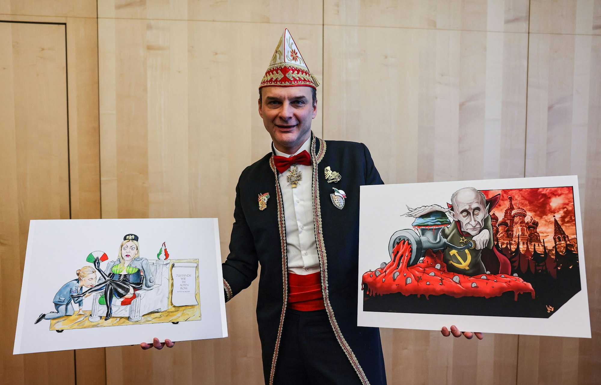 02.02.2023, Nordrhein-Westfalen, Köln: Holger Kirsch, Zugleiter, stellt Entwürfe für die Motivwagen des Rosenmontagsumzugs vor. Der 200. Kölner Rosenmontagsumzug findet am 20. Februar 2023 statt.