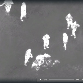 In einer Schwarz-Weiß-Darstellung sind helle Menschen vor grauem Grund zu sehen.