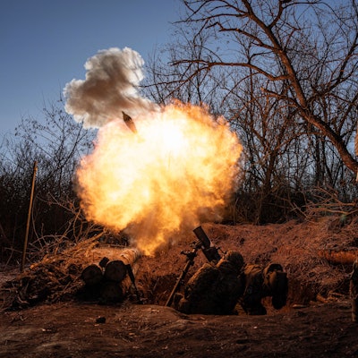 Ukrainische Soldaten feuern einen 120-mm-Mörser auf russische Stellungen an der Frontlinie in der Nähe von Bachmut. Russland hat in der ukrainischen Stadt vor allem Wagner-Söldner eingesetzt, berichten die Soldaten. (Archivbild)