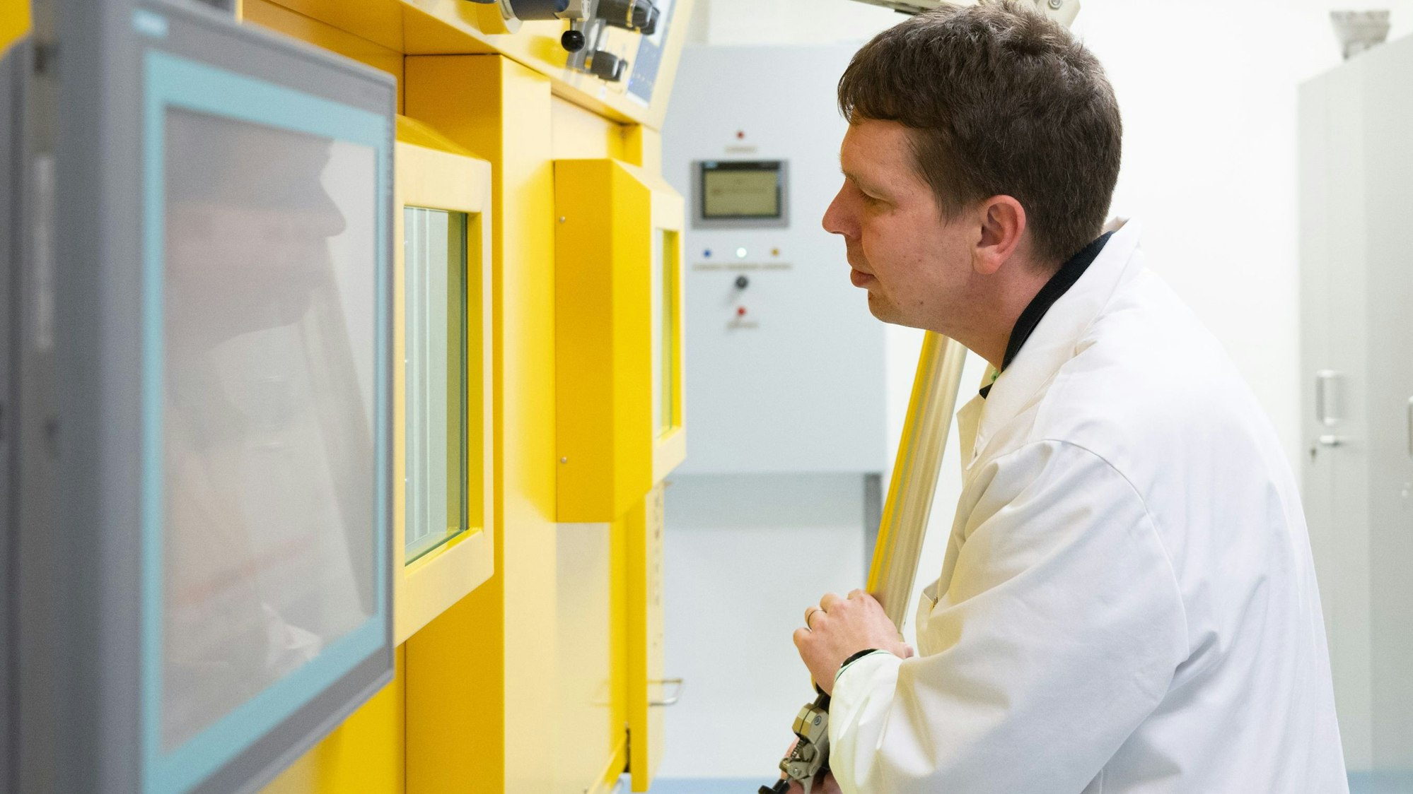 Ein Arzt steht in einem Labo an einer sogenannten Heißen Zelle zur Arbeit an radioaktiven Substanzen.