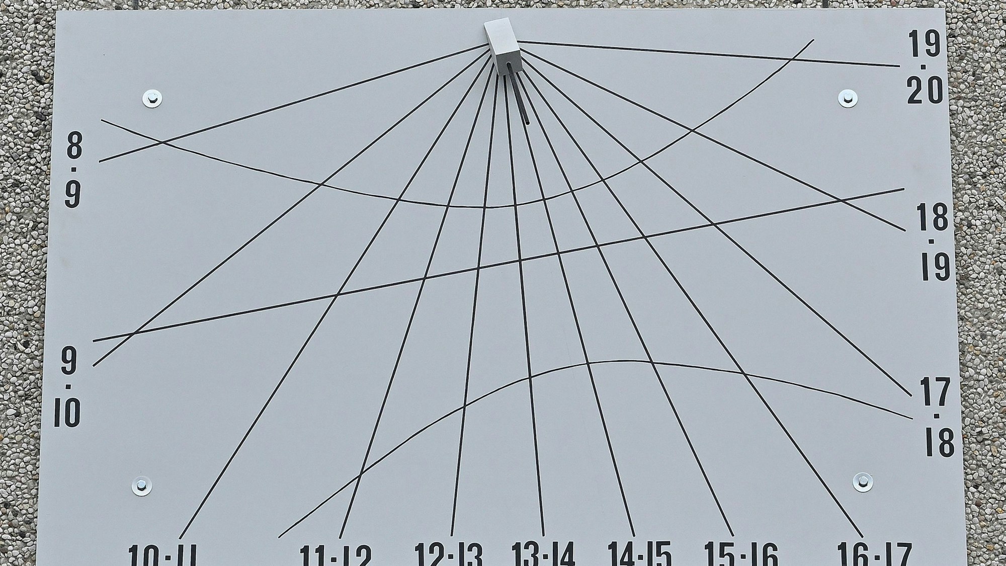 Die selbst gebaute Sonnenuhr hängt an der Außenwand der Schule.