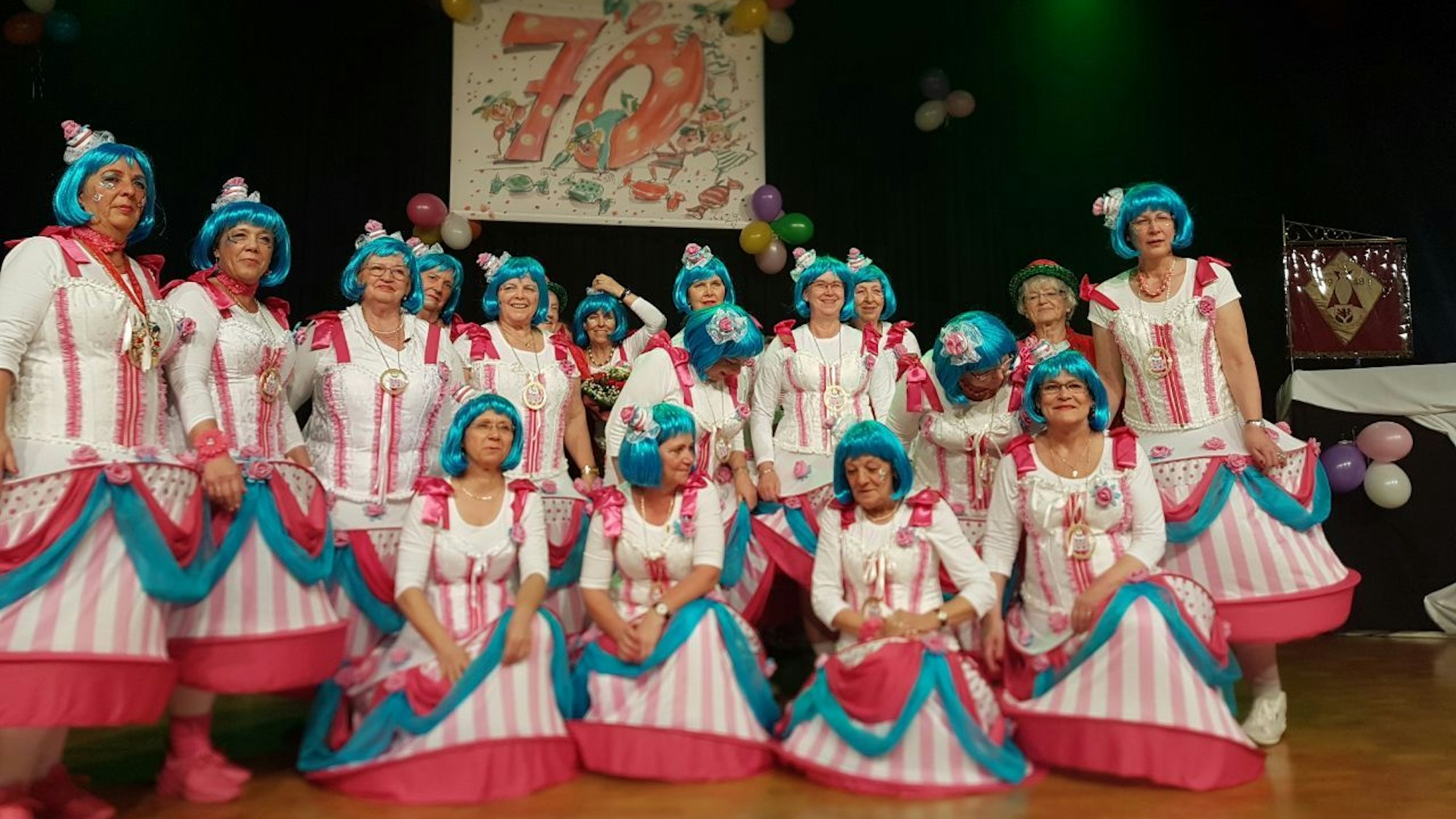 Es sind die Mitglieder der Gruppe in ihren Kostümen zu sehen.