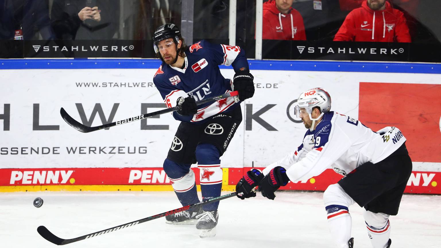 Topscorer bei den Haien: Andreas Thuresson (links) im Spiel gegen Nürnberg.