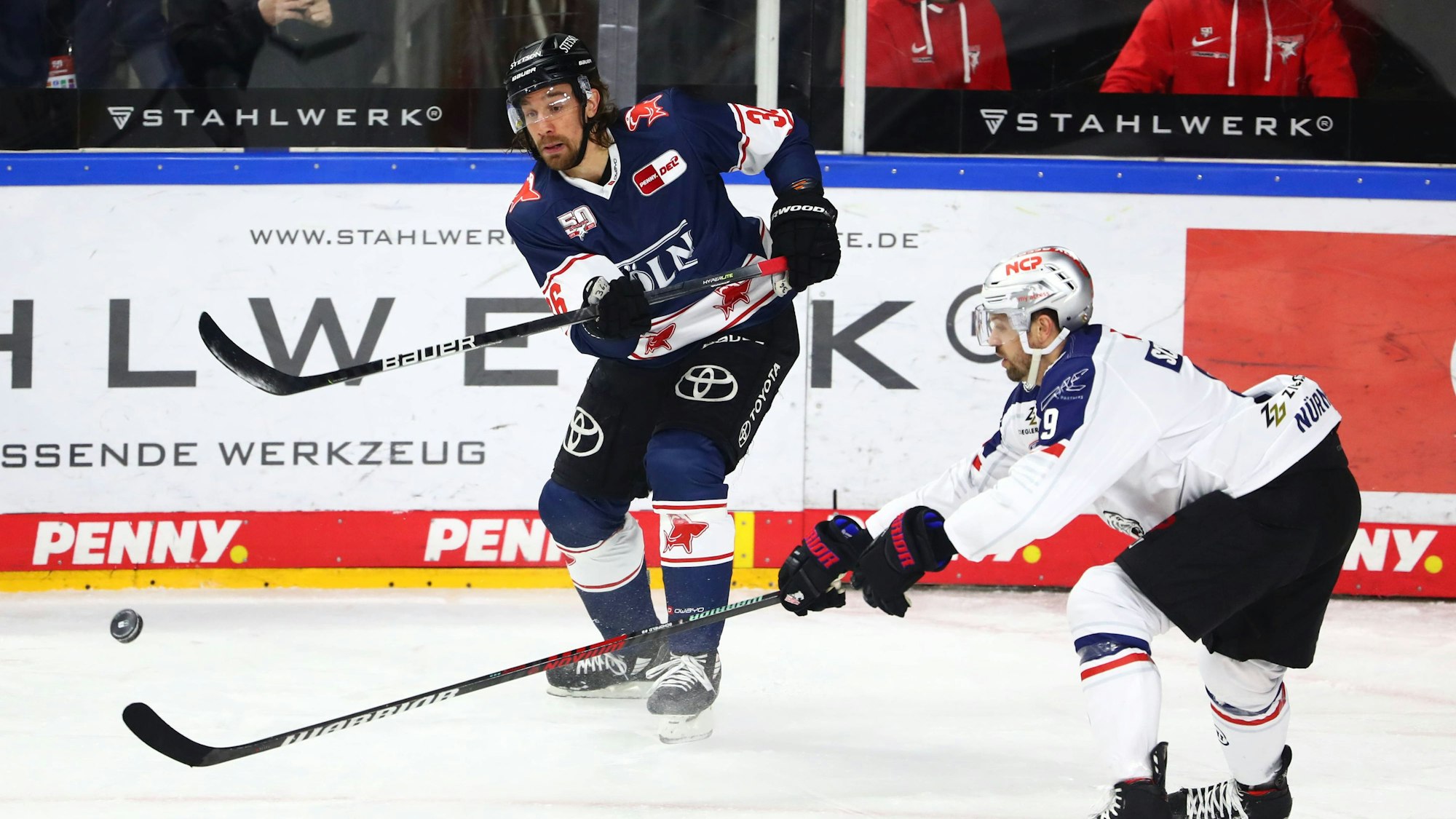 Topscorer bei den Haien: Andreas Thuresson (links) im Spiel gegen Nürnberg.