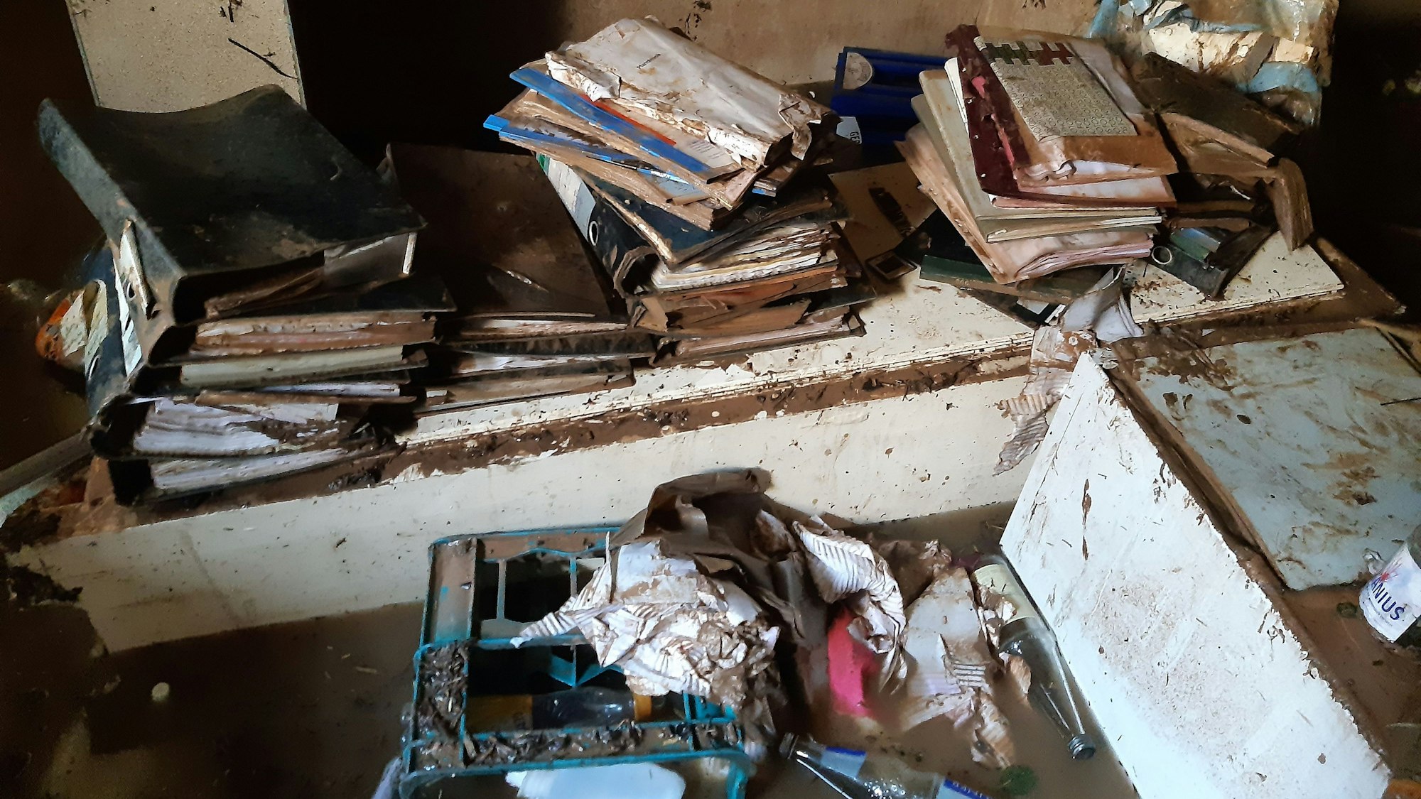 Die alten Kirchenbücher aus St. Nikolaus in Gemünd waren nach der Flut voller Schlamm.