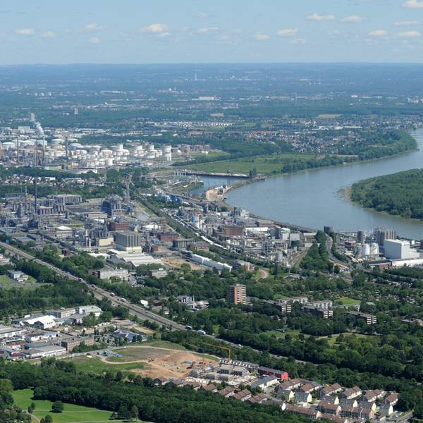 Ein Luftbild zeigt den Rhein bei Wesseling. Am Fluss befinden sich zahlreiche Industrieanlagen, unter anderem von Shell.