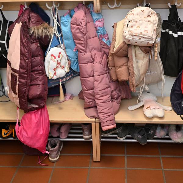 Das Foto zeigt Jacken und Mäntel, die Kinder in einer Kita vor ihrem Raum aufgehängt haben.