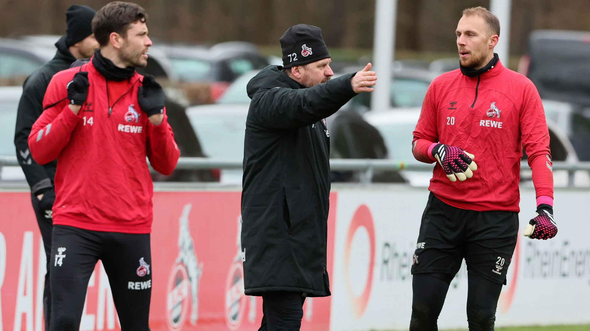 1. FC Köln, Training, von rechts: marvin Schwäbe, Steffen Baumgart (1. FC Köln), 27.01.2023, Bild: Herbert Bucco