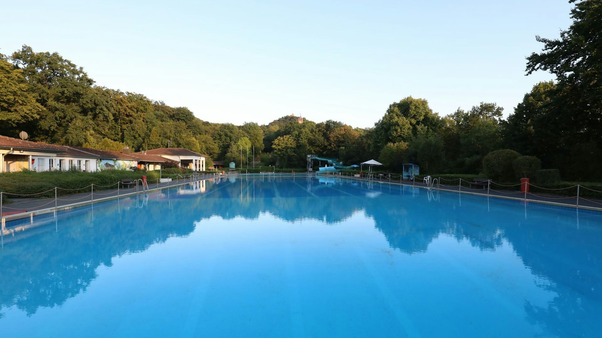 Strahlend blau leuchtet das Wasser im Schwimmerbecken des Lemmerz-Freibades am Drachenfels in Königswinter.