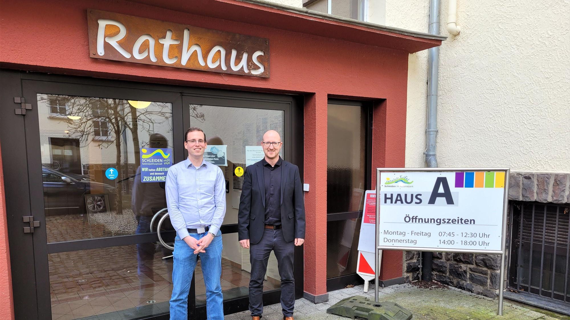 Zukunftsmanager für die Innenstädte (l.) Christian Semmelrogge und Bürgermeister Ingo Pfennings stehen vor einem Rathaus.