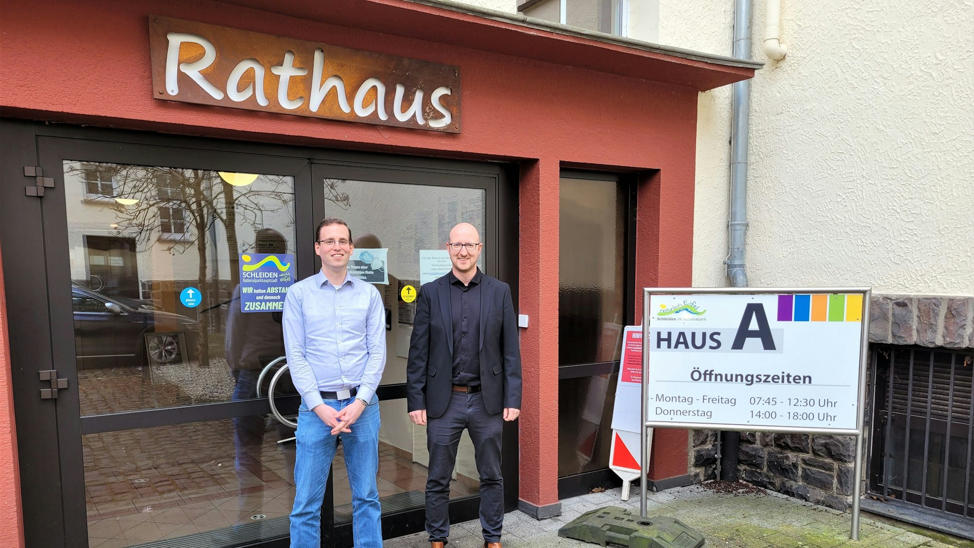 Zukunftsmanager für die Innenstädte (l.) Christian Semmelrogge und Bürgermeister Ingo Pfennings stehen vor einem Rathaus.