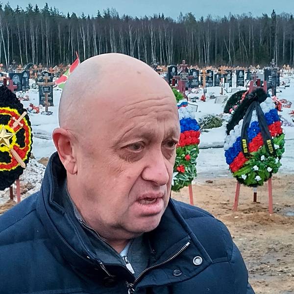 Der Leiter der Wagner-Gruppe, Jewgeni Prigoschin, nimmt an der Beerdigung eines Kämpfers der Wagner-Gruppe, der während des Kriegs in der Ukraine ums Leben kam, auf einem Friedhof außerhalb von St. Petersburg teil.