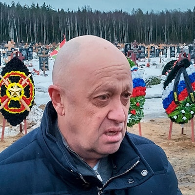 Der Leiter der Wagner-Gruppe, Jewgeni Prigoschin, nimmt an der Beerdigung eines Kämpfers der Wagner-Gruppe, der während des Kriegs in der Ukraine ums Leben kam, auf einem Friedhof außerhalb von St. Petersburg teil.