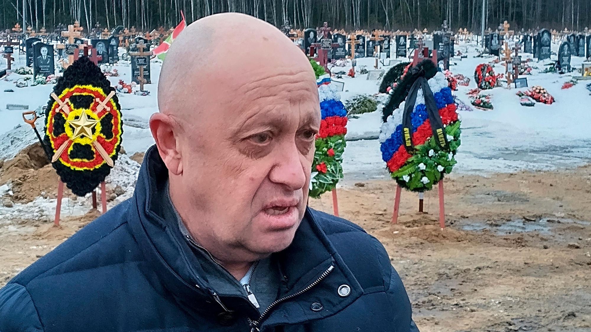 Der Leiter der Wagner-Gruppe, Jewgeni Prigoschin, nimmt an der Beerdigung eines Kämpfers der Wagner-Gruppe, der während des Kriegs in der Ukraine ums Leben kam, auf einem Friedhof außerhalb von St. Petersburg teil.