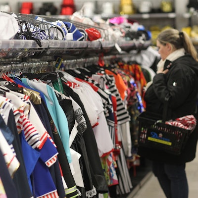 Eine Frau kauft in einem Karnevalsgeschäft ein.