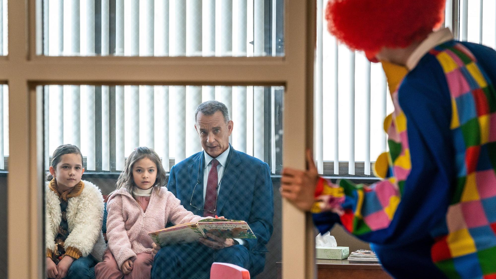 Christiana Montoya als Luna (v.l.n.r.), Alessandra Perez als Abbie und Tom Hanks als Otto in einer Szene des Films.
