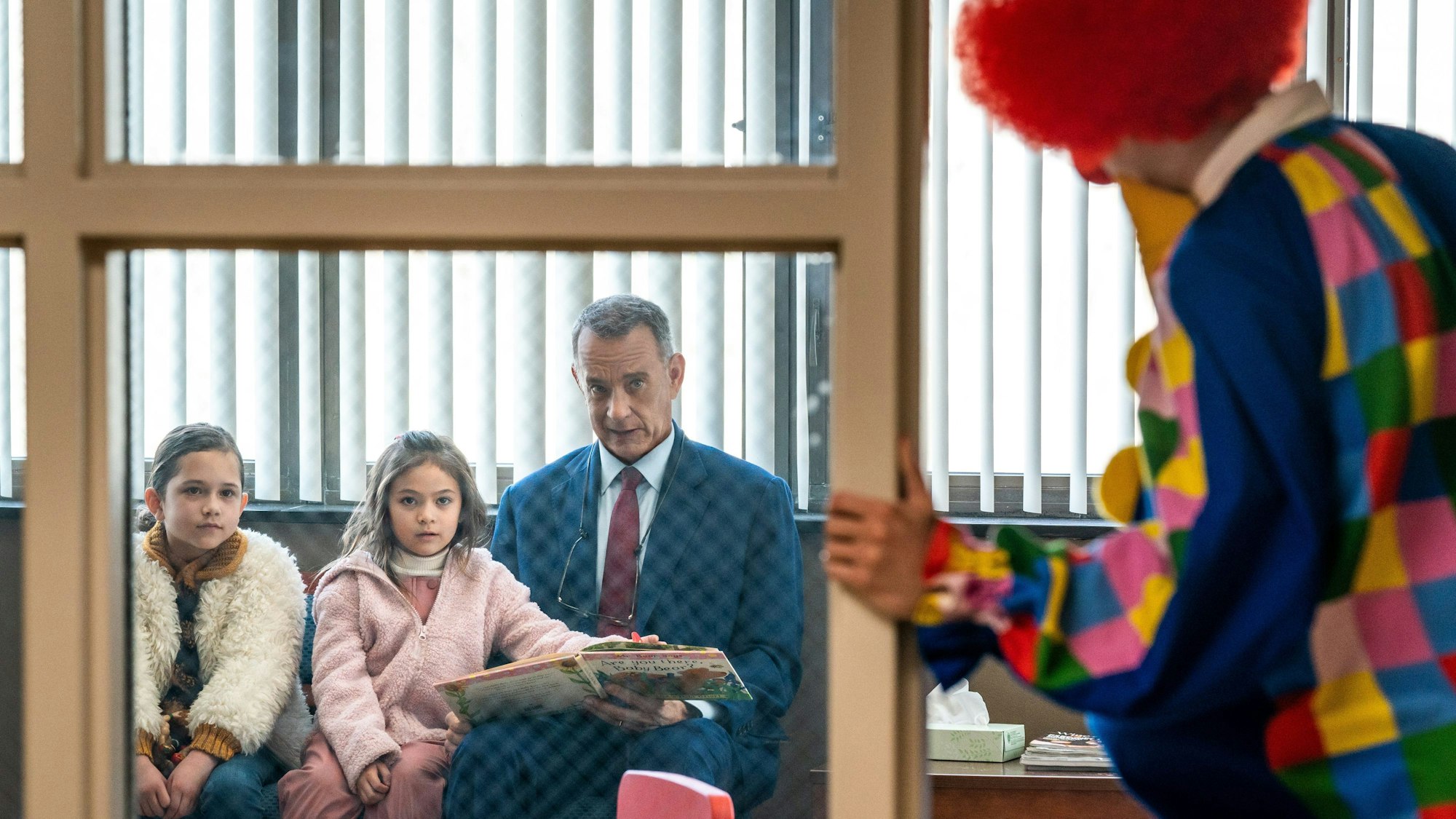 Christiana Montoya als Luna (v.l.n.r.), Alessandra Perez als Abbie und Tom Hanks als Otto in einer Szene des Films.