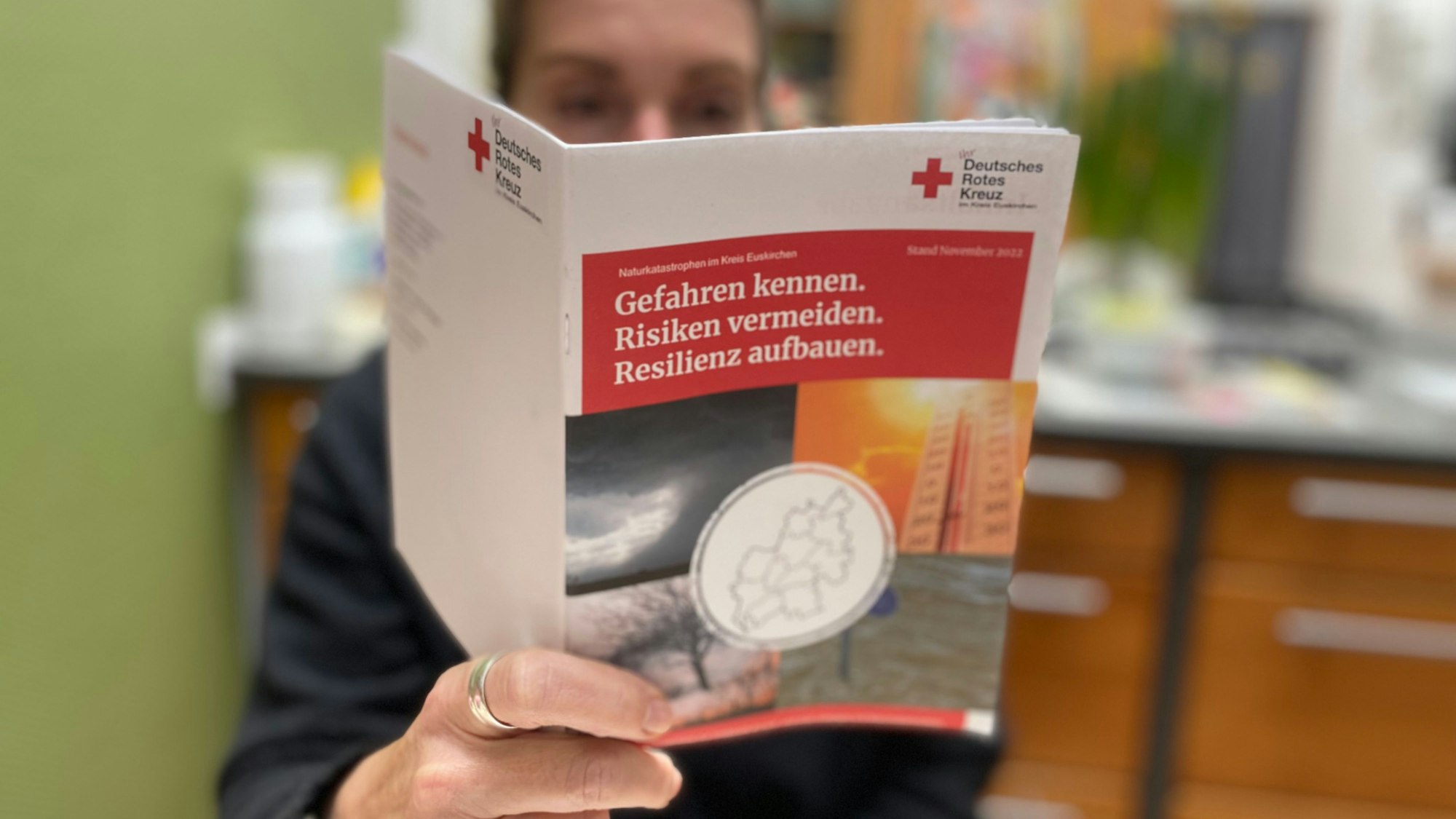 Die neue DRK-Broschüre wird in die Kamera gehalten. In der Broschüre geht es um Tipps für mögliche Krisensituationen.