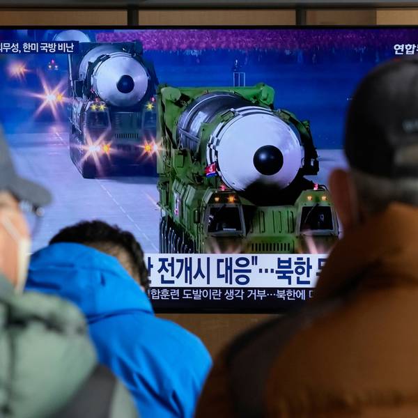 Eine Nachrichtensendung zeigt ein Archivbild nordkoreanischen Raketen bei einer Militärparade in Nordkorea in einem Beitrag der im Bahnhof ausgestrahlt wird. (Archivbild)
