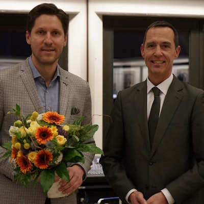 Das Foto zeigt Dominik Laufs (links) mit einem Blumenstrauß nach seiner Wahl zum Ersten Beigeordneten in Frechen. Bürgermeister Dieter Spürck gratulierte ihm.