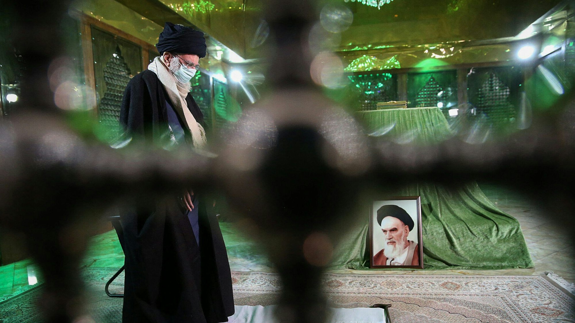 Der Staatsgründer und sein Nachfolger: Revolutionsführer Ali Khamenei betet am Grab von Ajatollah Ruhollah Khomeini.