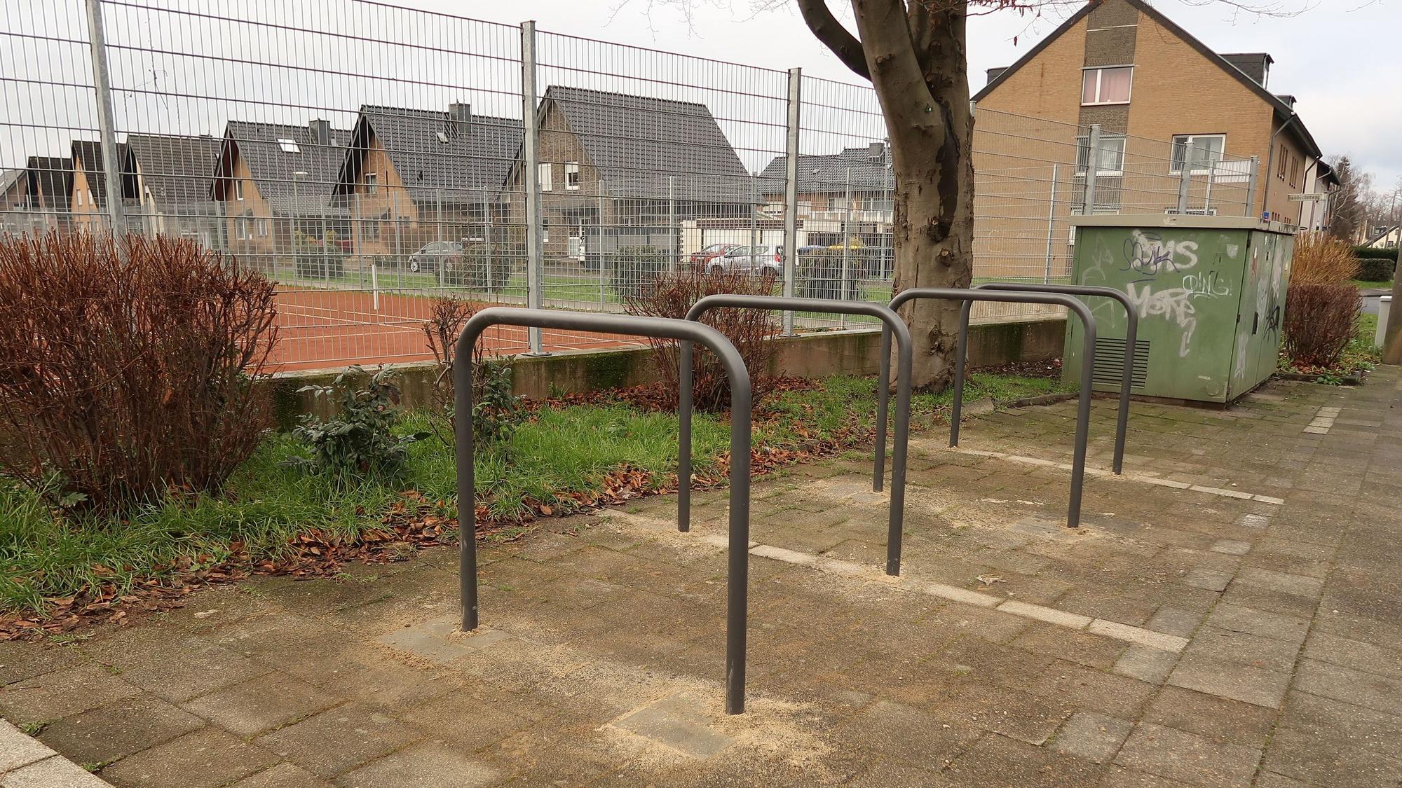Mitten auf den Parkflächen hat die Stadt Bergheim Fahrradbügel installiert.