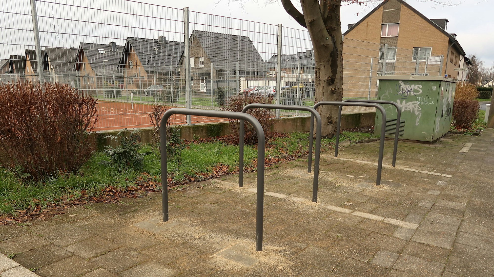 Mitten auf den Parkflächen hat die Stadt Bergheim Fahrradbügel installiert.