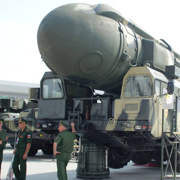 Eine mit Nuklearsprengköpfen bestückbare Interkontinentalrakete vom Typ Topol wird auf einer Rüstungsmesse präsentiert. Russische Militärakten geben offenbar Aufschluss über mögliche Kriterien für einen Atomschlag.