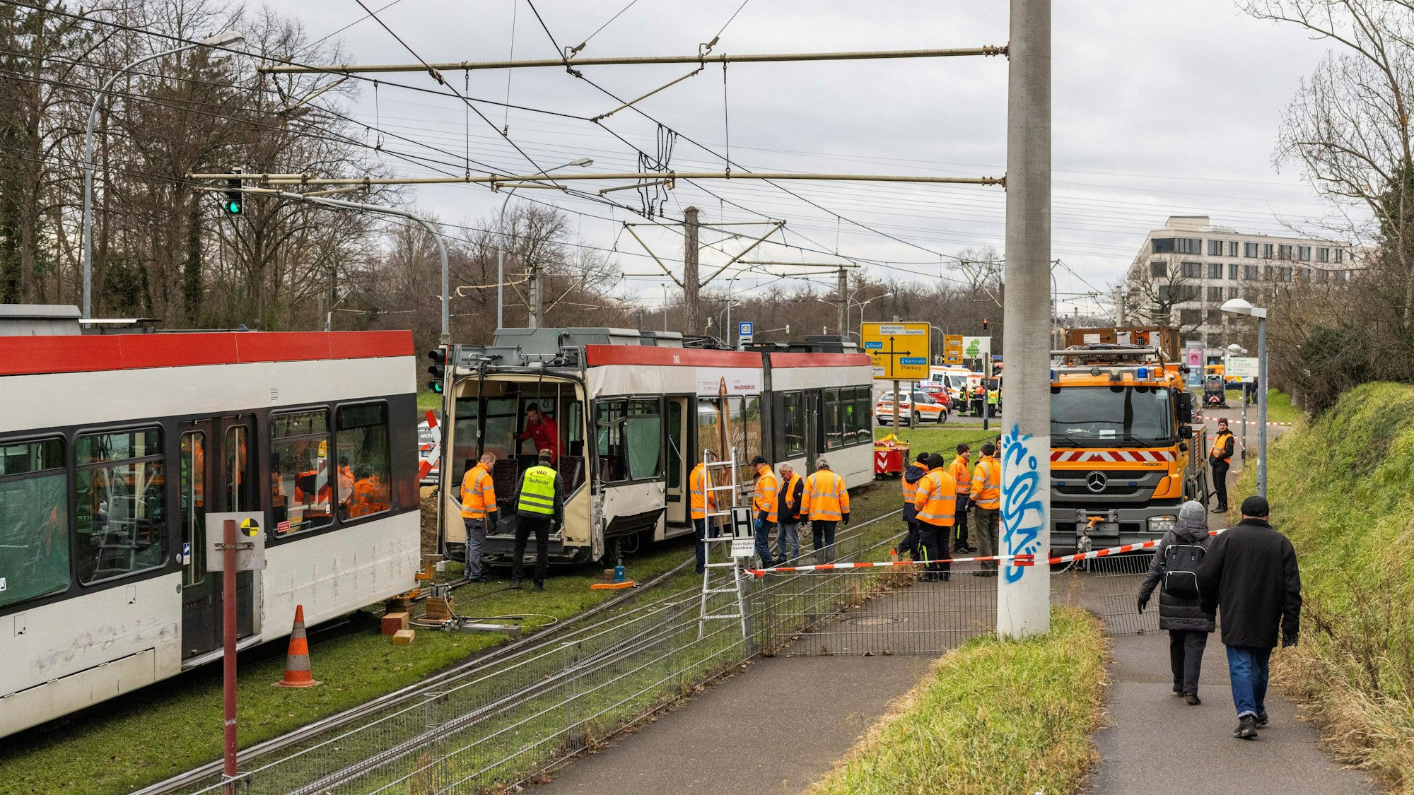 Bei einer Kollision zweier Straßenbahnen im Bereich einer Weiche sind 14 Menschen verletzt worden, davon einer schwer.