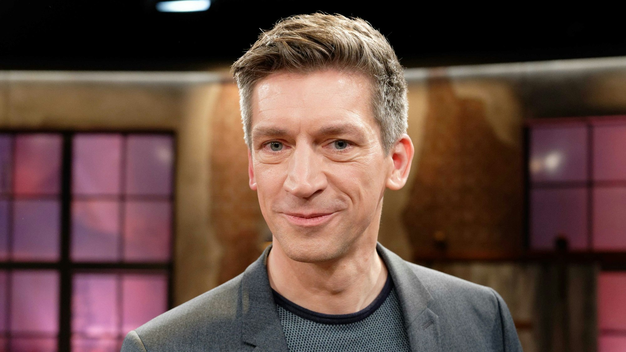 Der Moderator Steffen Hallaschka steht nach der Aufzeichnung der WDR-Talkshow „Kölner Treff“ im Studio.