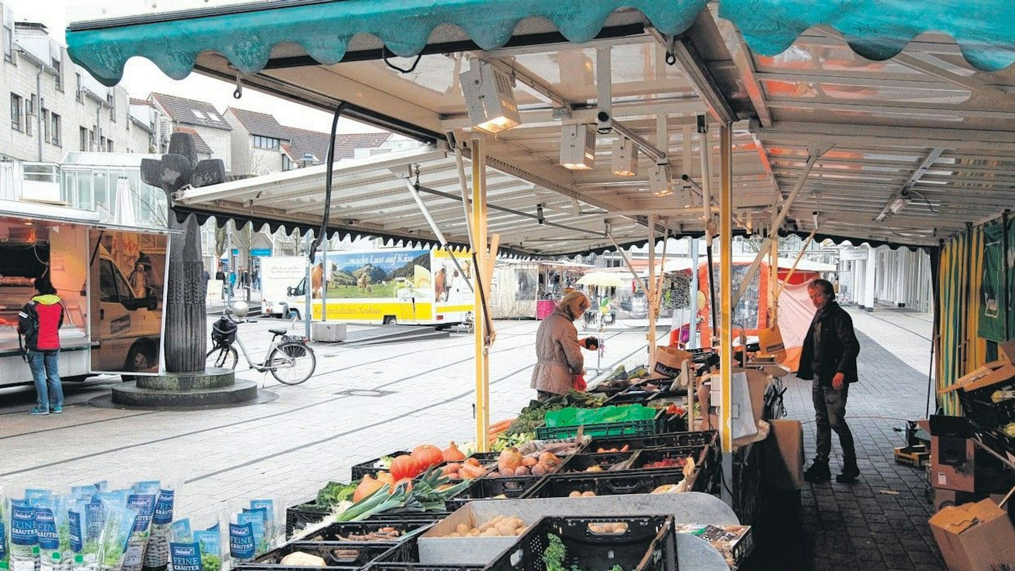 Wochenmarkt in der Innenstadt von Hennef mit Gemüsekisten