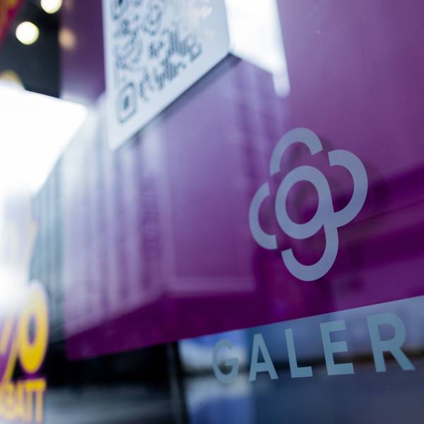 25.10.2022, Nordrhein-Westfalen, Köln: Blick auf das neue Logo des Warenhauskonzerns Galeria Karstadt Kaufhof an einer Filiale.