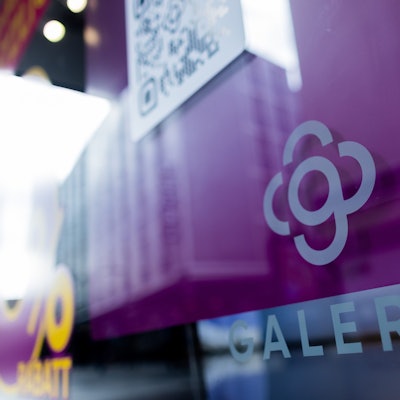 25.10.2022, Nordrhein-Westfalen, Köln: Blick auf das neue Logo des Warenhauskonzerns Galeria Karstadt Kaufhof an einer Filiale.