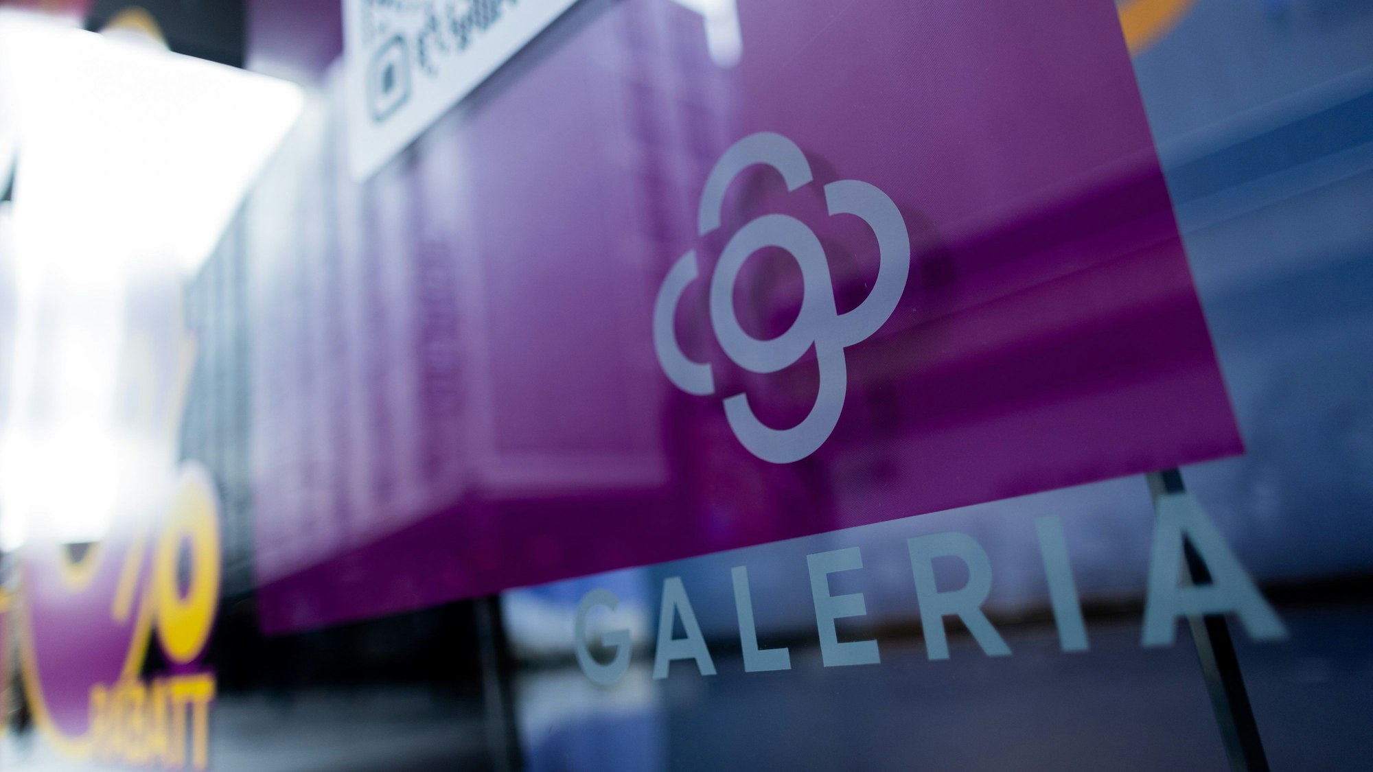 25.10.2022, Nordrhein-Westfalen, Köln: Blick auf das neue Logo des Warenhauskonzerns Galeria Karstadt Kaufhof an einer Filiale.