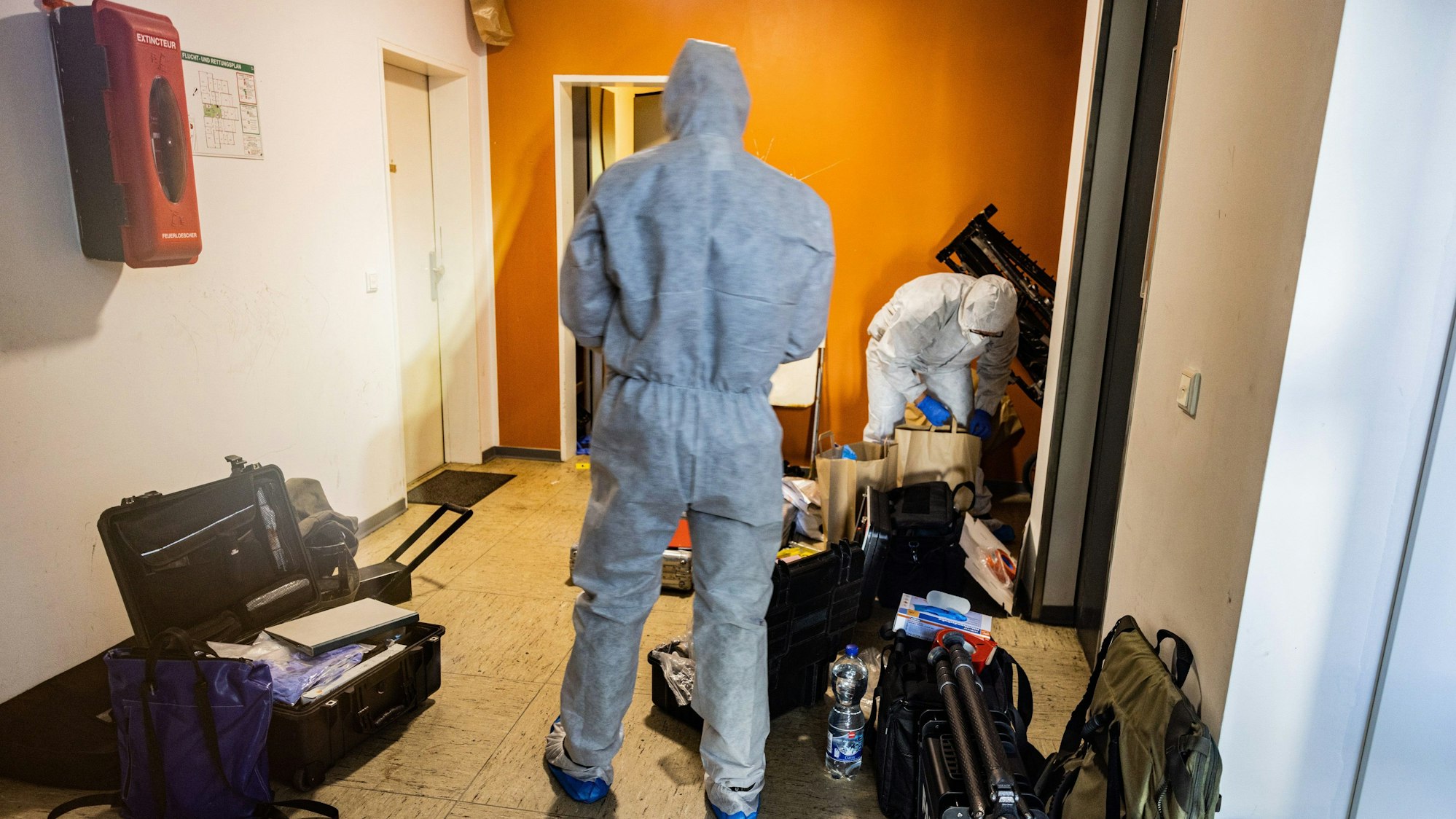 Die Spurensicherung nahm ihre Arbeit auf, nach dem der Mieter durch Schüsse starb.