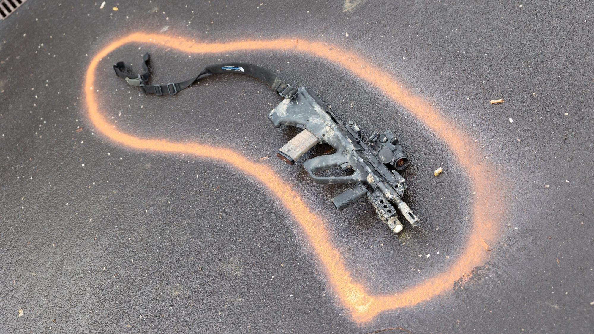 Ein Maschinengewehr, das auf dem Boden liegt.(Symbolbild)