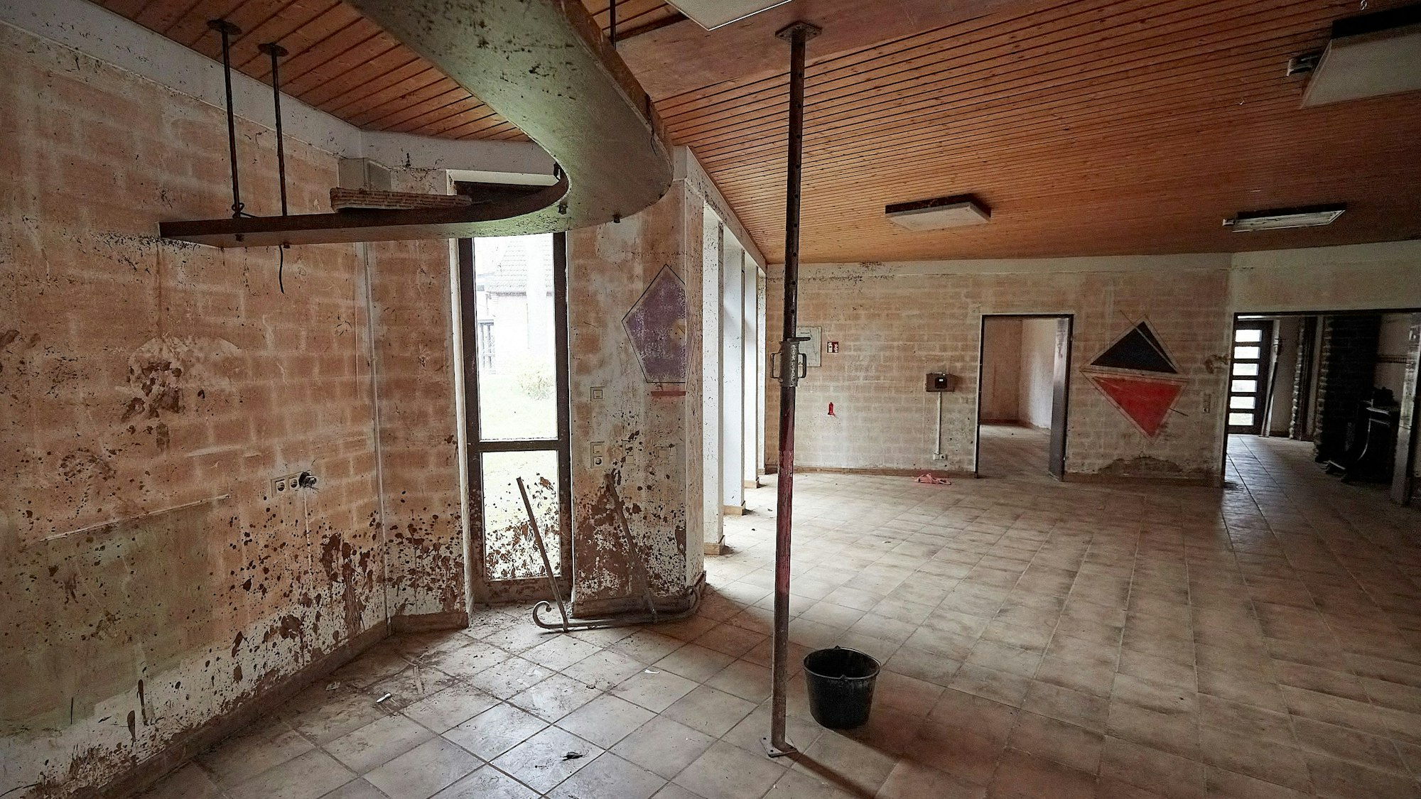 Im Pfarrheim in Gemünd ist der Schlamm, den die Flut 2021 hereingeschwemmt hat, noch an den Wänden.