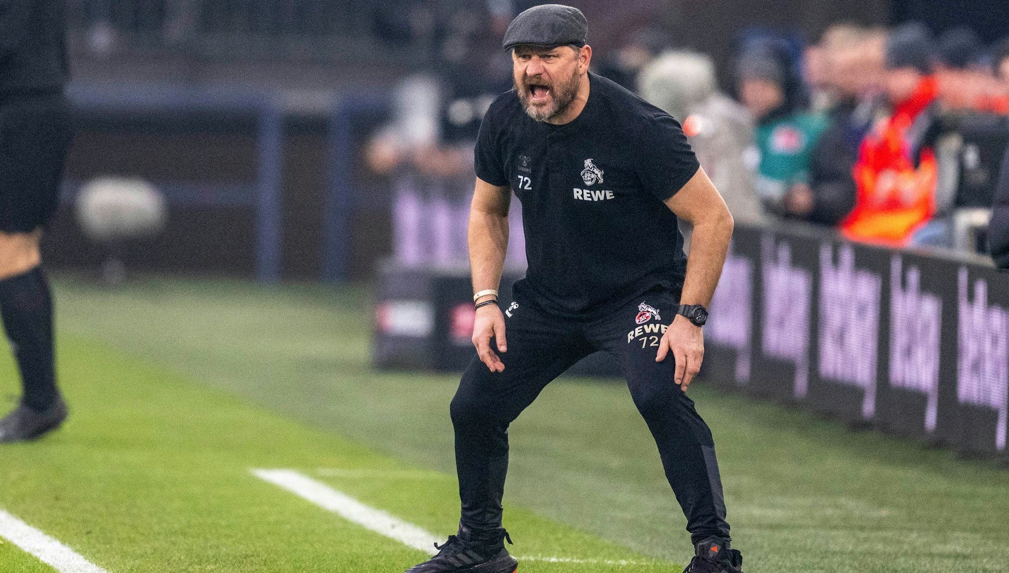 ARCHIV - 29.01.2023, Nordrhein-Westfalen, Gelsenkirchen: Fußball: Bundesliga, FC Schalke 04 - 1. FC Köln, 18. Spieltag, Veltins Arena: Kölns Trainer Steffen Baumgart gibt Anweisungen. (zu dpa: «Zitat: Marco Rose über den Kleidungsstil von Steffen Baumgart») Foto: David Inderlied/dpa +++ dpa-Bildfunk +++