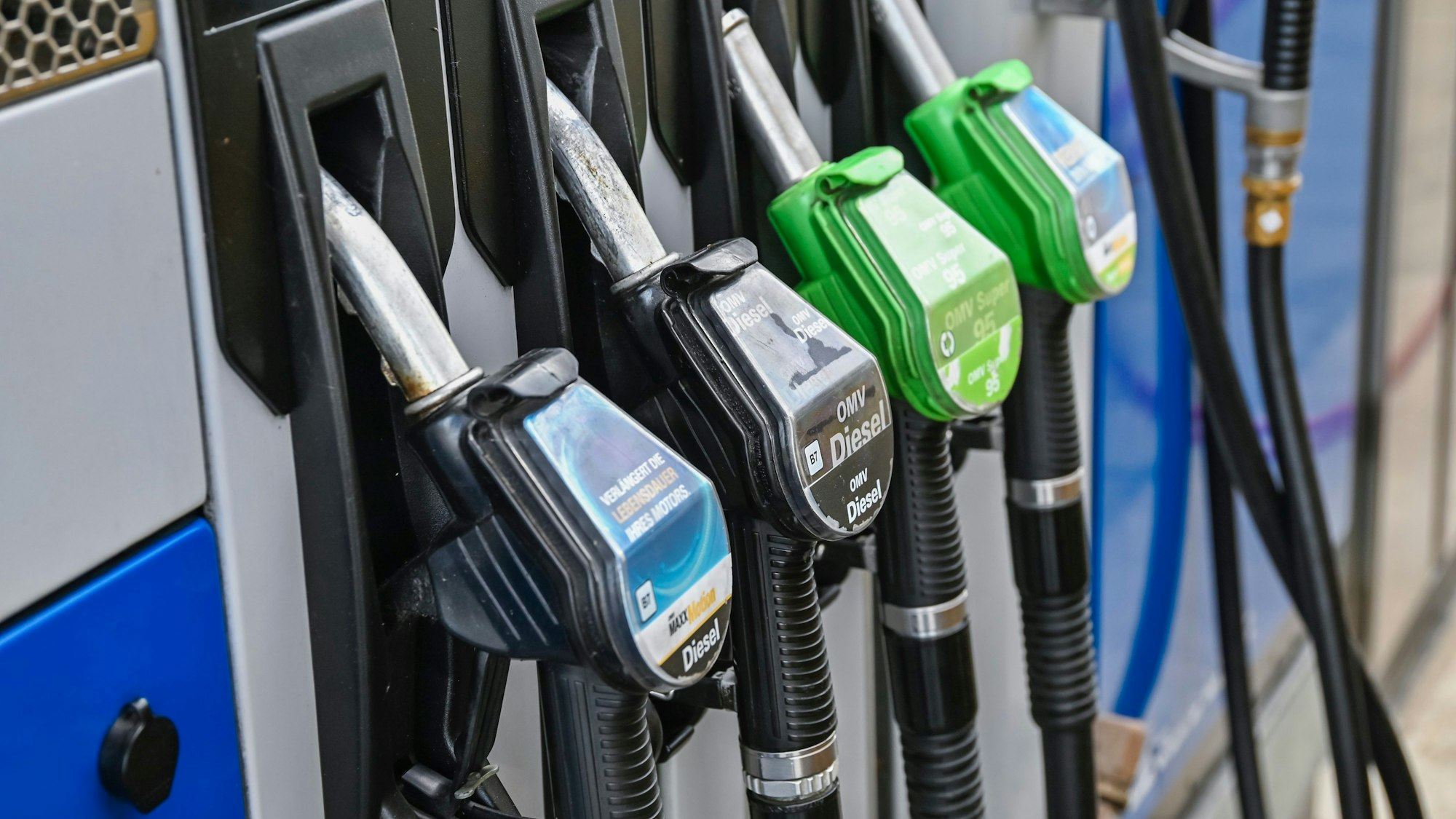 Zapfpistolen an einer Tankstelle. (Symbolbild)