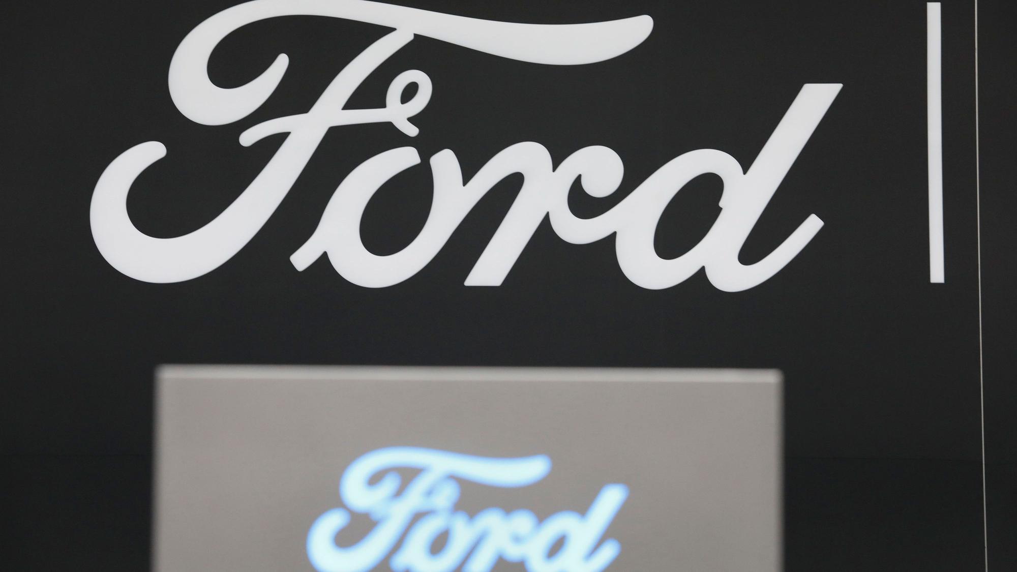 Ein Schild mit dem Logo des US-Autoherstellers Ford.