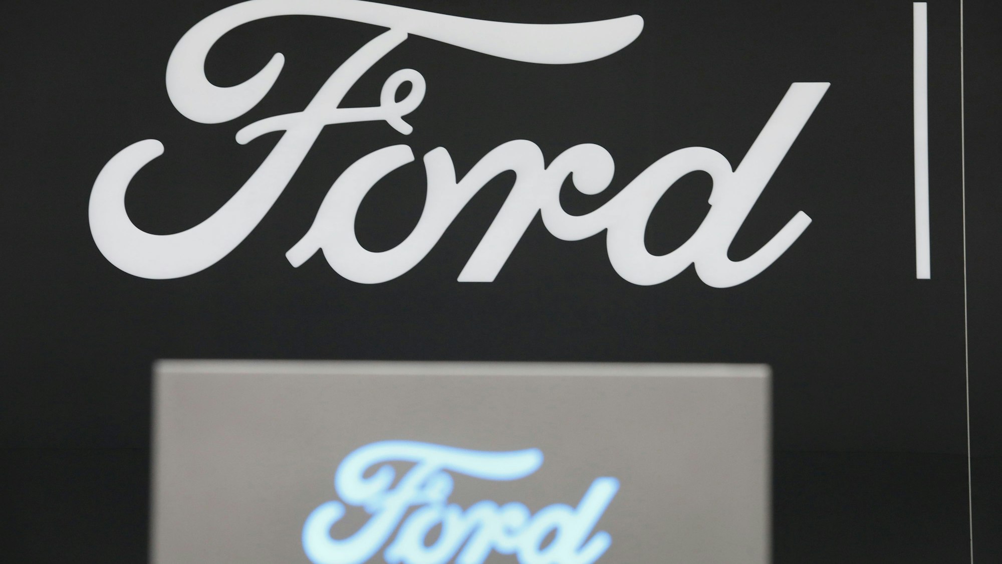 Ein Schild mit dem Logo des US-Autoherstellers Ford.