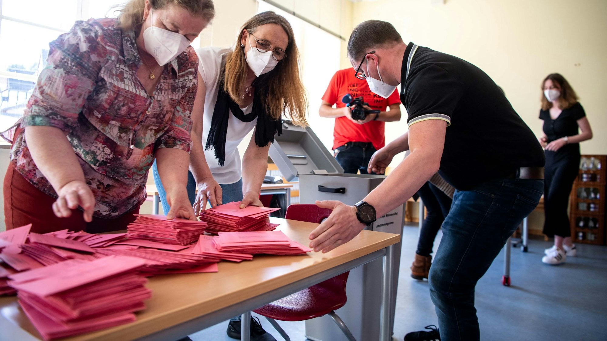Städtische Mitarbeiter zählen die Stimmen des Bürgerentscheids zum Thema Windkraft im Nöthener Wald aus.