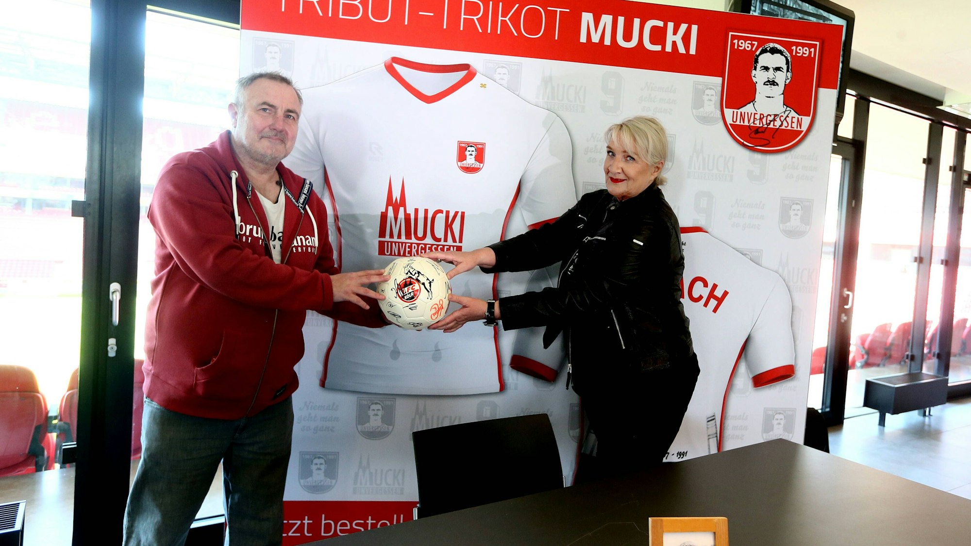 Vorstellung Tribut-Trikot Mucki Maurice Banach, von links: Andreas Gielchen, Claudia Banach 11.03.2021