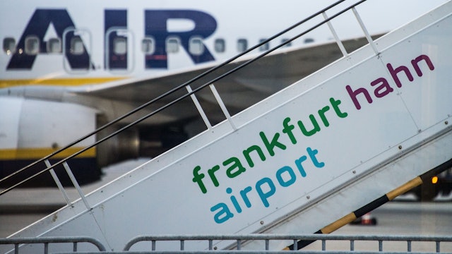 Eine Gangway mit der Aufschrift «frankfurt hahn airport» steht auf dem Rollfeld des insolventen Hunsrück-Flughafens Hahn.