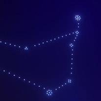 Drohnen luchten im Nachthimmel