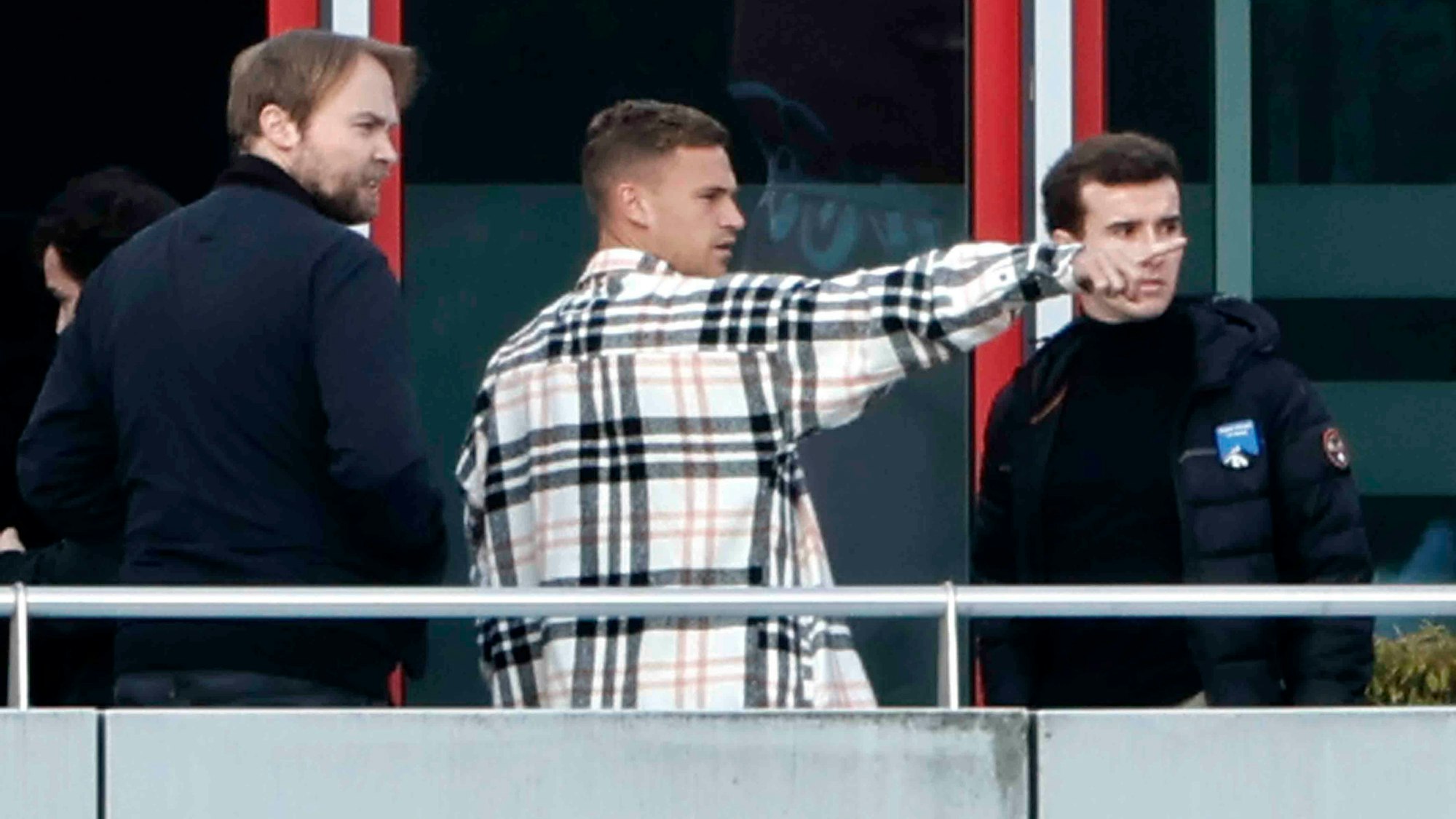 Joshua Kimmich vom FC Bayern München zeigt in die Ferne.