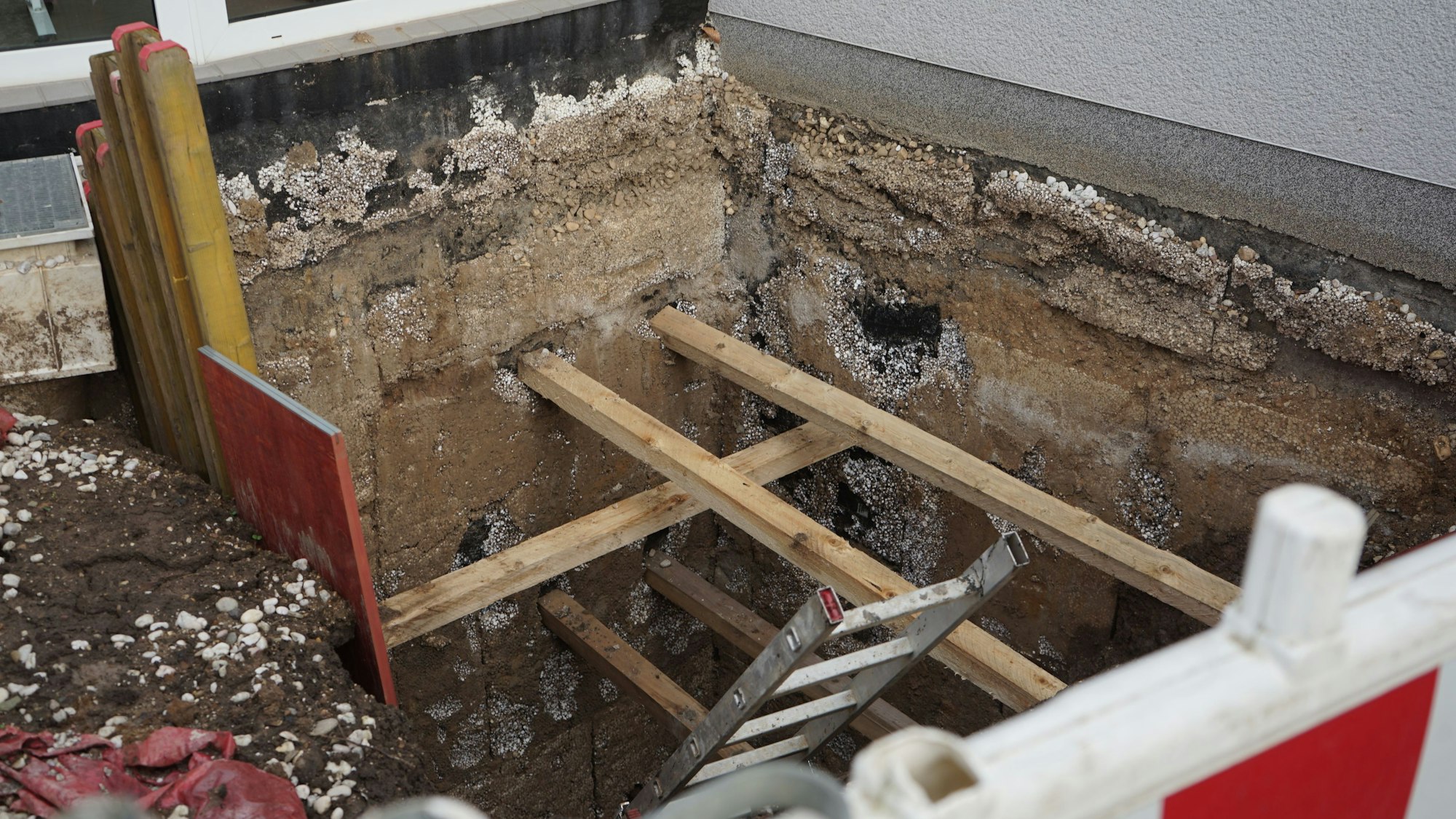 Das Bild zeigt eine Baustellengrube.  Auch zwei Jahre nach der Flutkatastrophe ist das Vereinsheim der Spielvereinigung eine Baustelle.