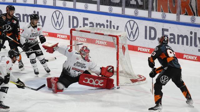03.02.2023, xgox, Eishockey, Penny DEL, Grizzlys Wolfsburg - Koelner Haie, emspor v.l. Mirko Pantkowski Koeln, 30, Spencer Machacek Wolfsburg, 93 Parade, haelt den Puck, faengt den Puck, pariert Wolfsburg *** 03 02 2023, xgox, ice hockey, penny DEL, Grizzlys Wolfsburg Koelner Haie, emspor v l Mirko Pantkowski Koeln, 30 , Spencer Machacek Wolfsburg, 93 save, holds the puck, catches the puck, parries Wolfsburg