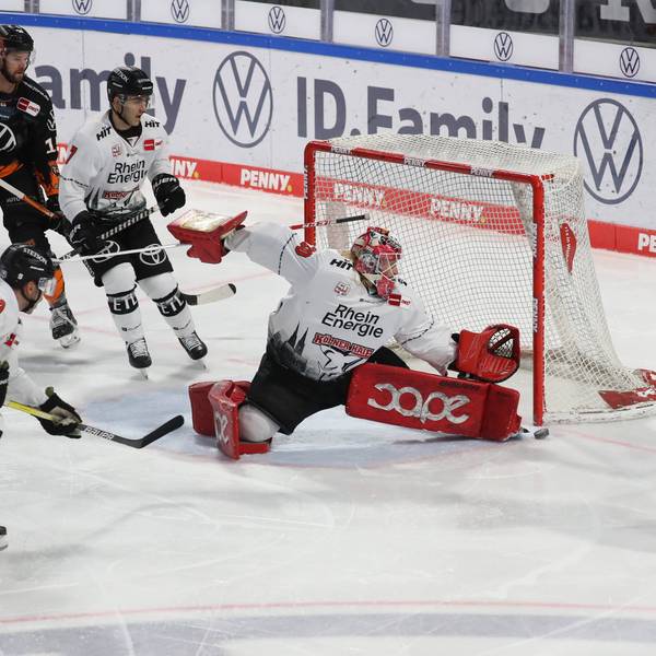 03.02.2023, xgox, Eishockey, Penny DEL, Grizzlys Wolfsburg - Koelner Haie, emspor v.l. Mirko Pantkowski Koeln, 30, Spencer Machacek Wolfsburg, 93 Parade, haelt den Puck, faengt den Puck, pariert Wolfsburg *** 03 02 2023, xgox, ice hockey, penny DEL, Grizzlys Wolfsburg Koelner Haie, emspor v l Mirko Pantkowski Koeln, 30 , Spencer Machacek Wolfsburg, 93 save, holds the puck, catches the puck, parries Wolfsburg